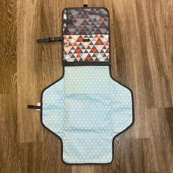Skip Hop Pronto Baby Changing Pad Station - Triangles - Picture 2 of 7